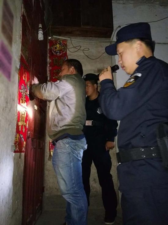 邢台粗心妈妈误将幼女锁家中 民警全城寻开锁师傅开门